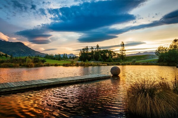 Coucher de soleil sur le lac au milieu de la belle nature