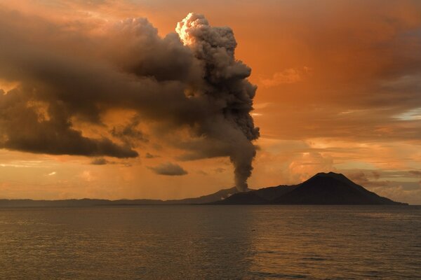 火山背景上的日落