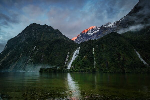 Прекрасный водопад на фоне горных массивов
