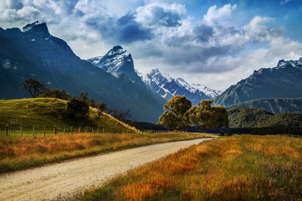 Australien hat eine unglaubliche Natur, Berge kombiniert mit Feldern