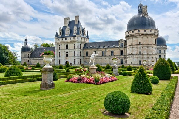 Hermoso castillo con un hermoso Jardín