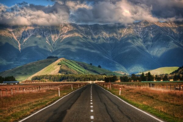 Austrália estrada da montanha para o céu