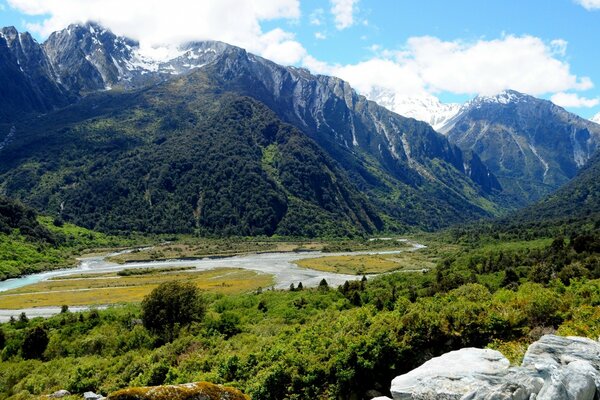 Rio de montanha em dia claro