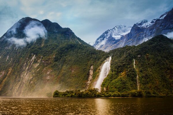 Lago quente e montanhas frias