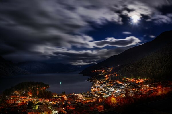 Hermosa ciudad bajo el cielo nocturno