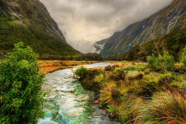 Rio de montanha nas paisagens da Austrália