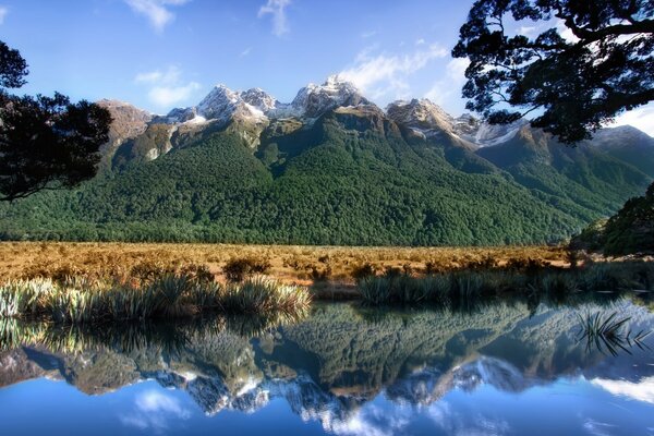 Um belo corpo de água no fundo das montanhas