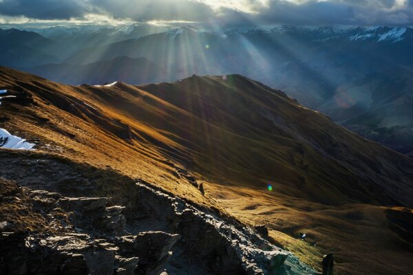 Schnee und Sonne bei Sonnenaufgang in den Bergen