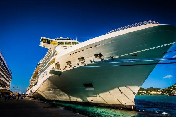 Großes weißes Meer Schiff