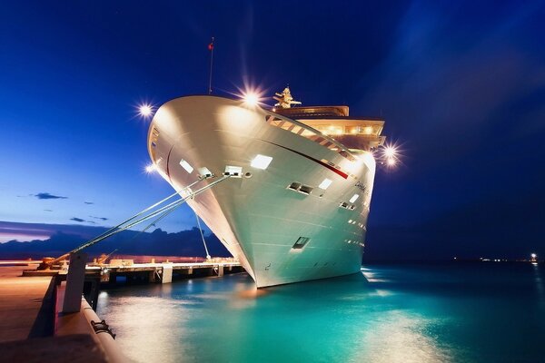 Grand yacht dans la mer bleue