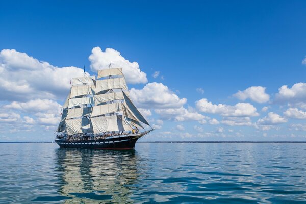 Barca a vela solare in mare aperto