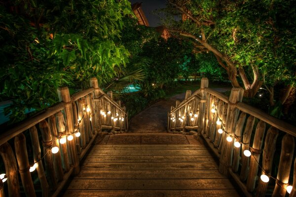 Romantische Brücke mit Taschenlampen in der Nacht