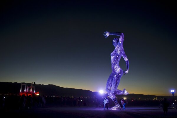 Enorme estatua luminosa de una mujer