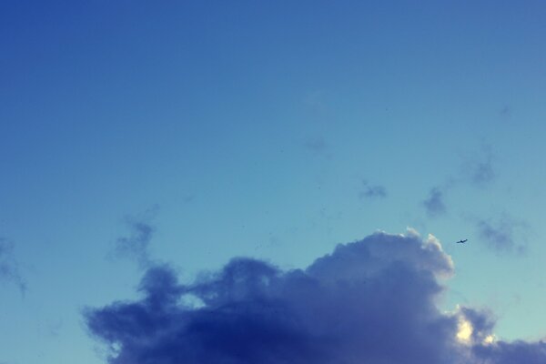 Große Wolke am blauen Himmel