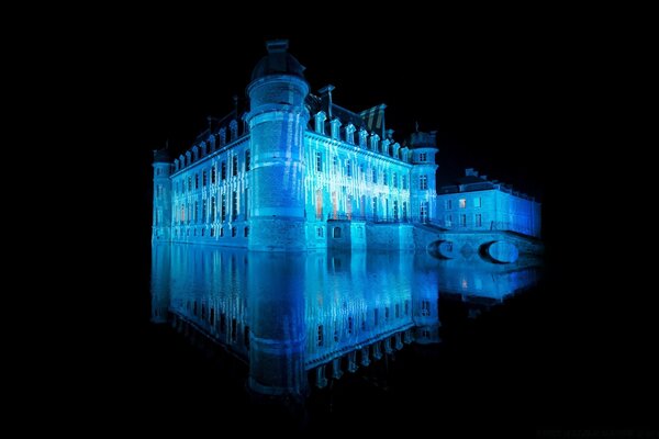 El castillo se ilumina en azul