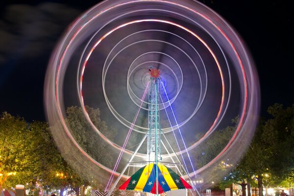 Atrações do Parque da cidade contra o pano de fundo do borrão da noite