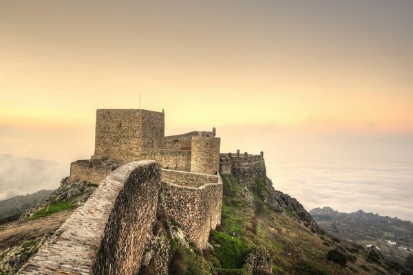 Castillo en la cima de la montaña