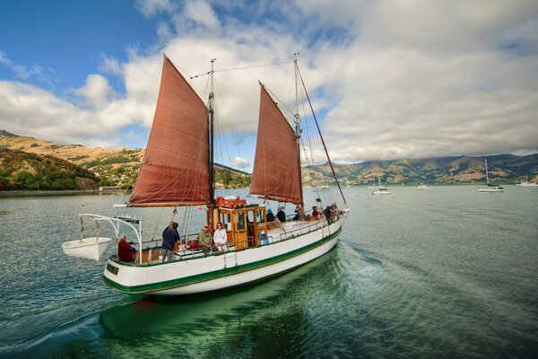 Un barco con gente flotando en el agua