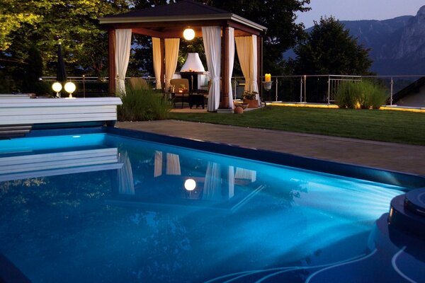 Piscina quente em um belo gazebo