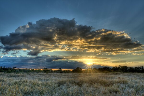 Wolkenhimmellandschaft mit Sonnenuntergang