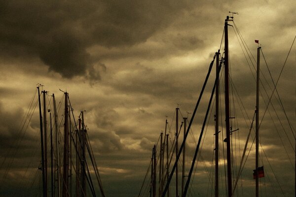 Cielo grigio cupo sulla città