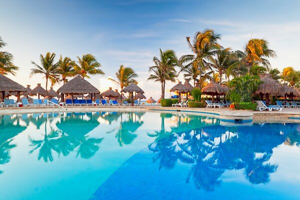 Station tropicale avec grande piscine