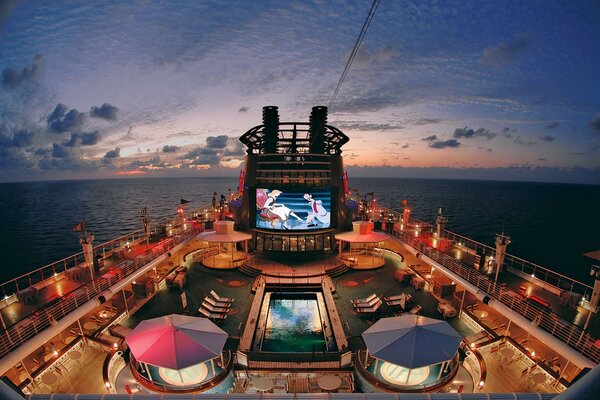 Voyage en bateau avec vue sur le coucher du soleil