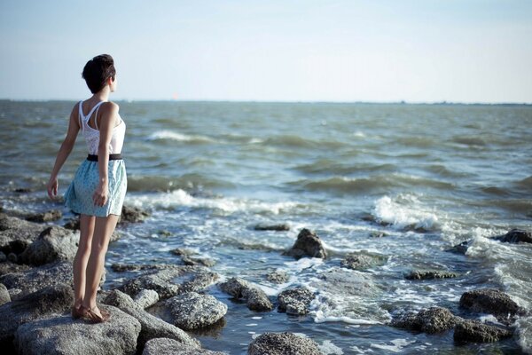 Plage rocheuse et fille