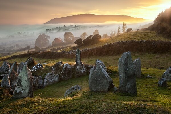 Hermosa puesta de sol en el fondo de las piedras