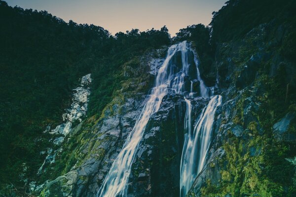 Gran cascada hermosa al atardecer