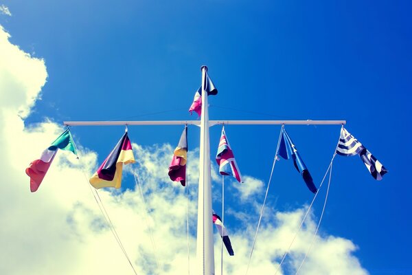 Banderas brillantes el viento se desarrolla en el cielo