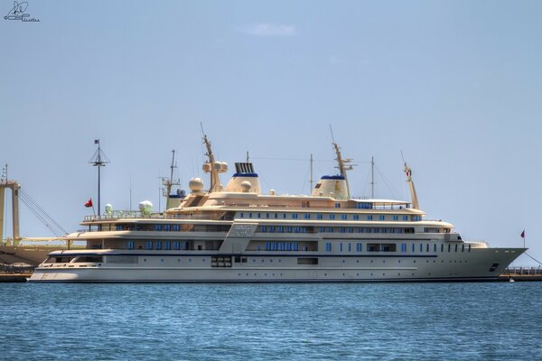 Le navire part en croisière en mer