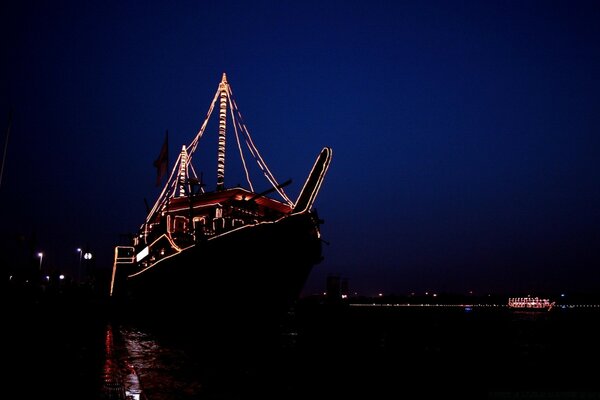 Navio sobre a água com iluminação original