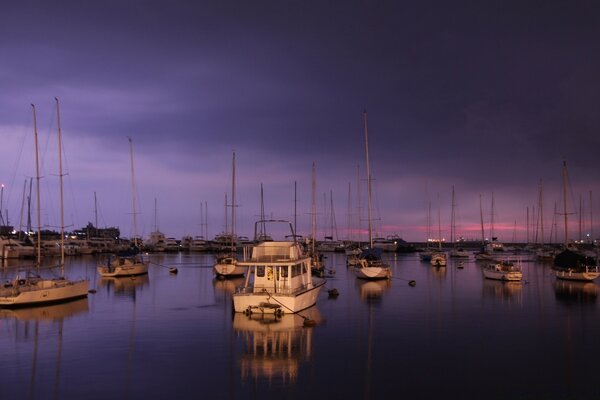 Porto com iates em fundo roxo