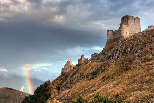 Château sur un rocher sur un fond de ciel avec arc-en-ciel