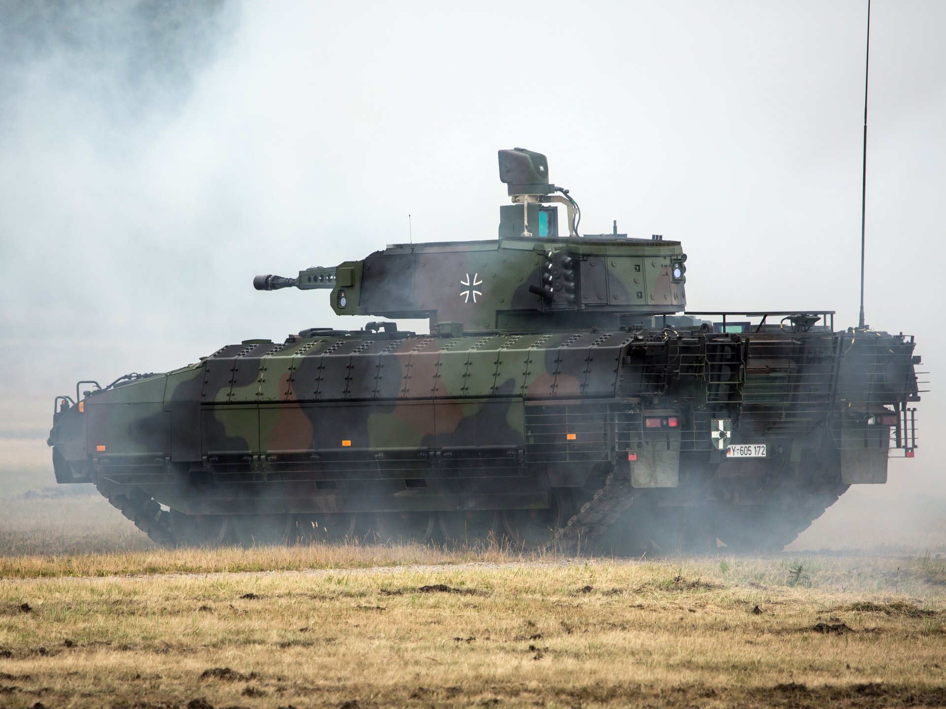 пума schützenpanzer германская бронированная боевая машина пехоты дым