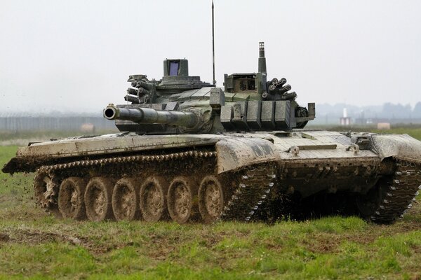 Танк т-72 выполняет боевое задание