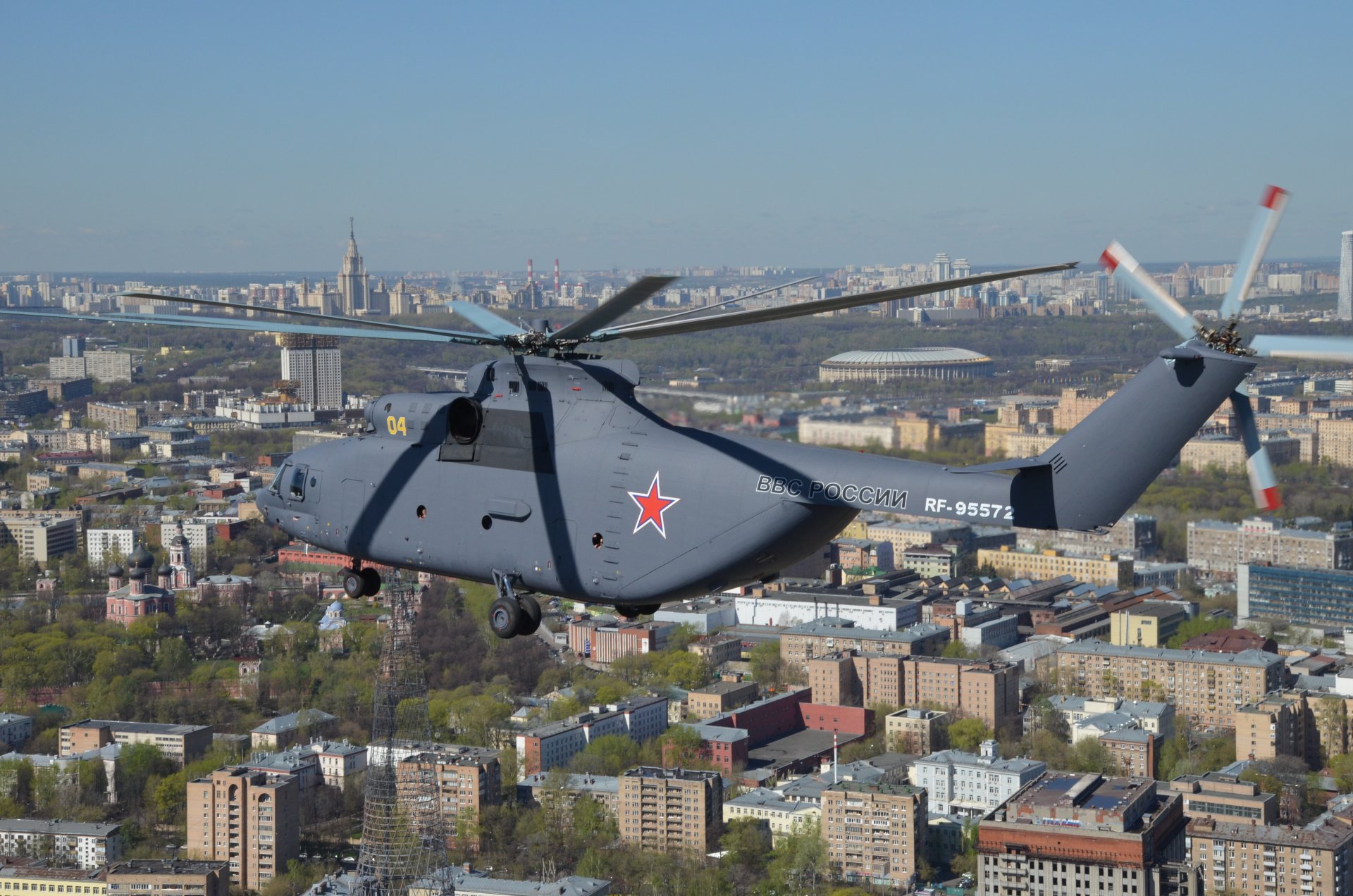 ми-26 ввс россии город москва вид сверху сталинская высотка башня шухова ми-26 русско воздуха сила полет вертолет просмотреть популярные сталин небоскреб шухов