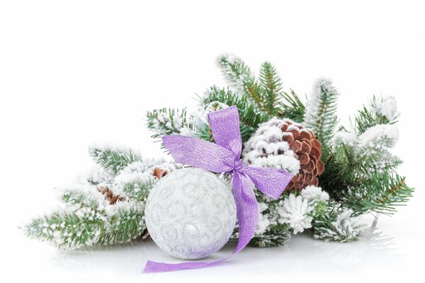 Новогодняя игрушка на еловой ветке