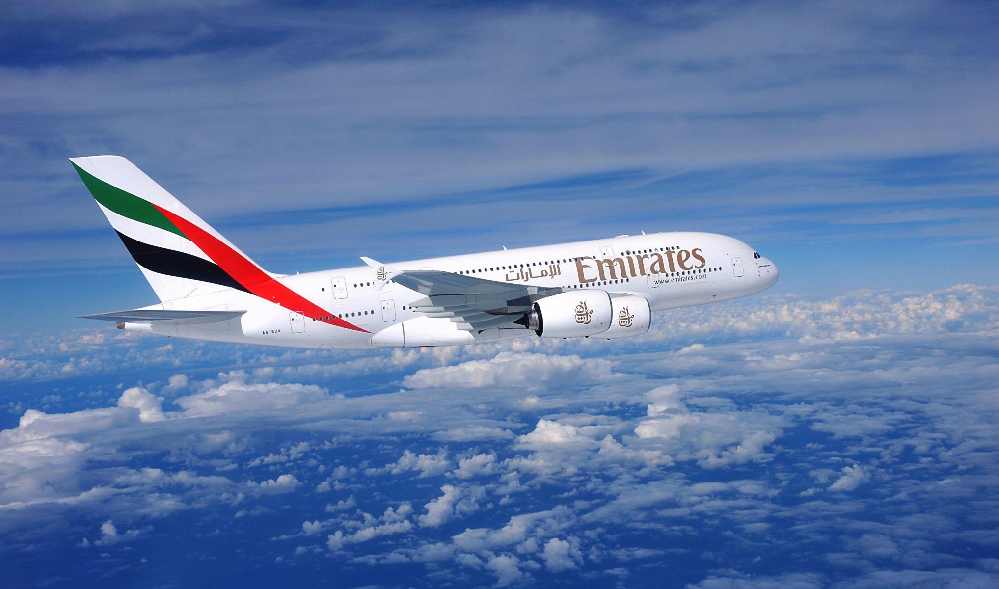 авиакомпания emirates аэробус а380 самолет авиалайнер день огромный облака вид сбоку полет