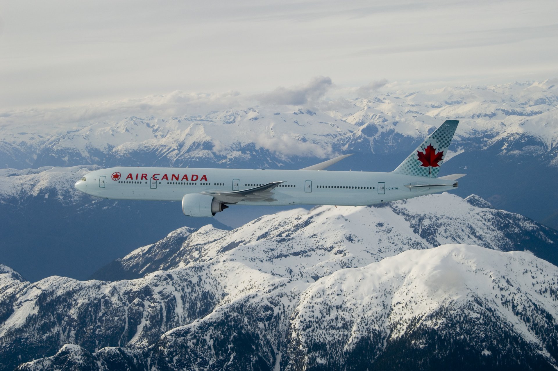 air canada боинг 777-300er полет горы облака снег кленовый лист