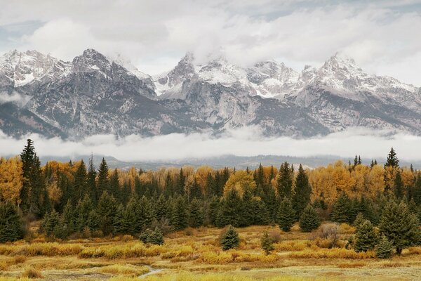 Осенний пейзаж белоснежных гор