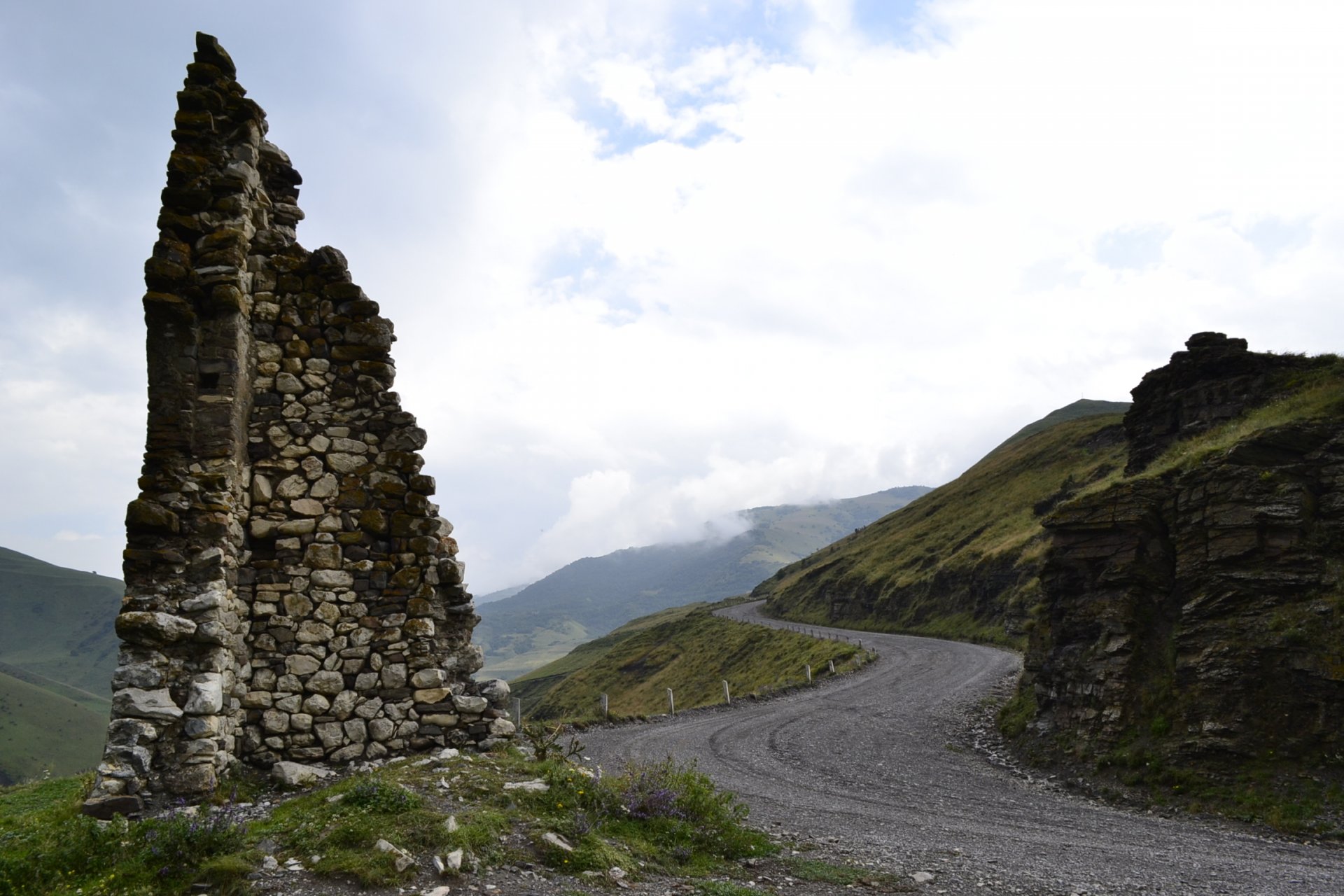 россия горы кавказ северная осетия фиагдон пейзаж природа небо дорога трава башня nothen осетия hd